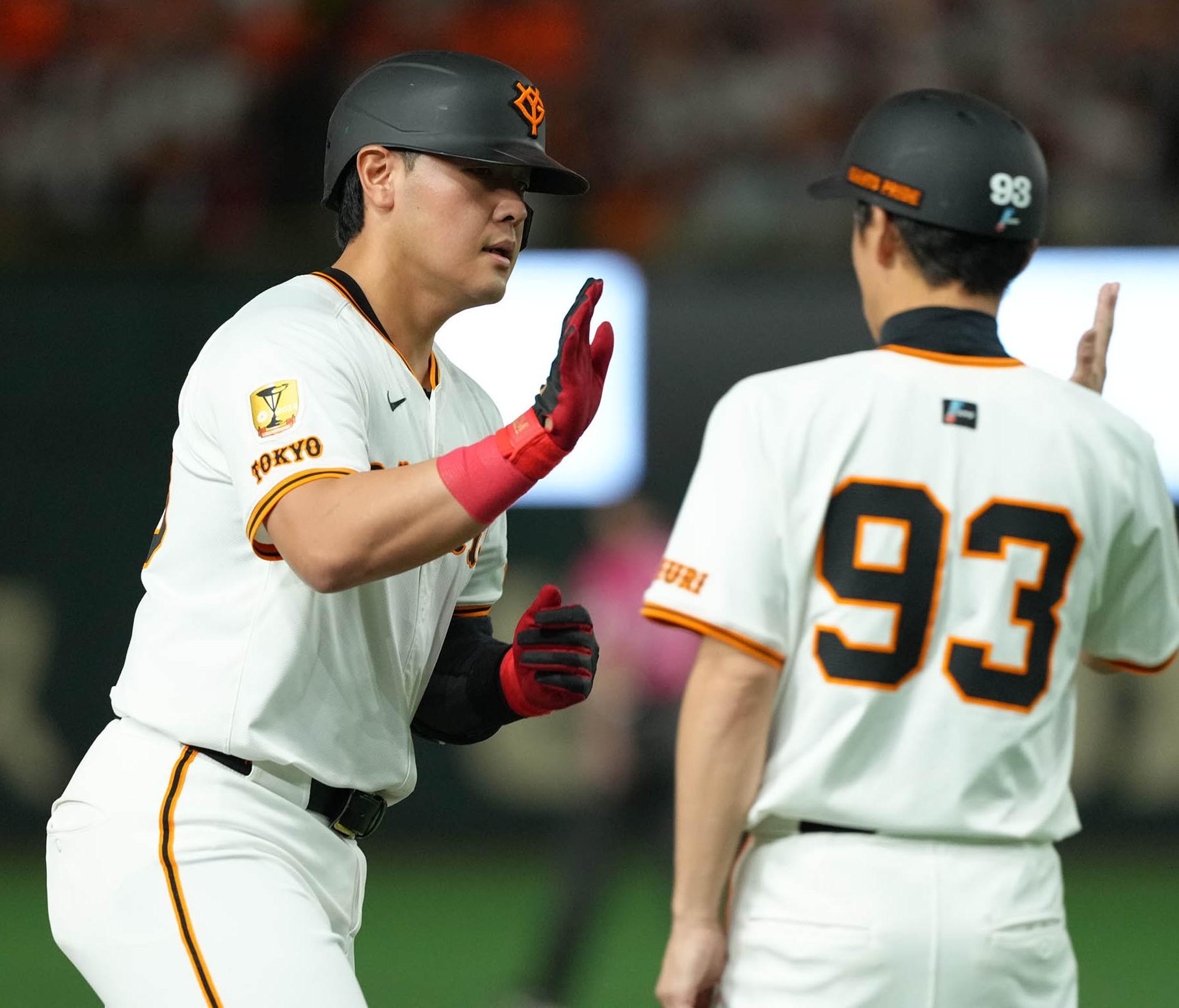 セリーグ公式戦。5/1木曜東京ドーム巨人対広島戦。2枚連番。 4/30（日）14時 読売巨人対広島 東京ドーム セ・リーグ公式戦 2023