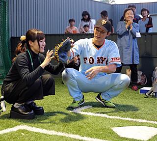 小林捕手が女性ファン20人にキャッチャー教室 | 読売