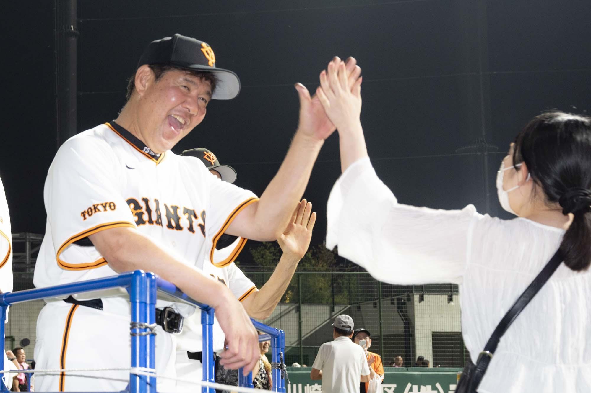 勝つ！勝つ！勝つ！」 特別デザインのサインボールを投げ入れ