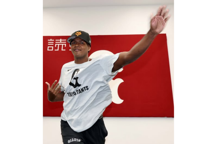 Signed Development Contracts with Two Young Talents from the