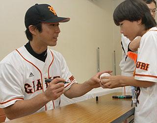 ガッツポーズで記念撮影＆サイン会 小笠原デー | 読売ジャイアンツ