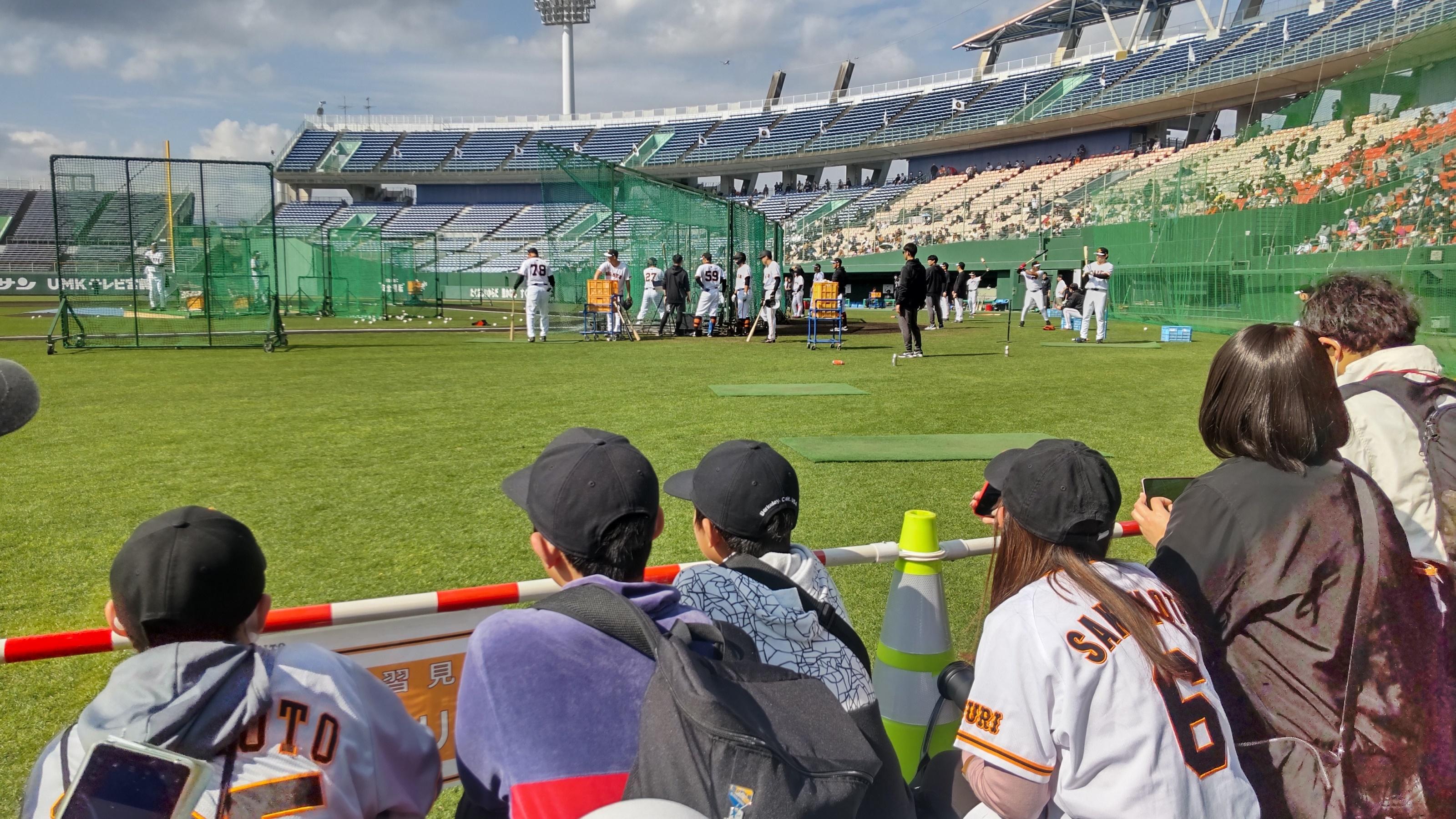 バレンタインデー企画、サイン会 一軍・宮崎キャンプ最終日で バレンタインデー企画、サイン会 一軍・宮崎キャンプ最終日で