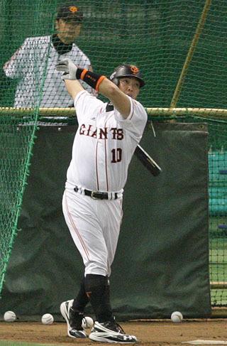 39歳誕生日の小笠原選手 鋭い当たりを披露 | 読売ジャイアンツ（巨人