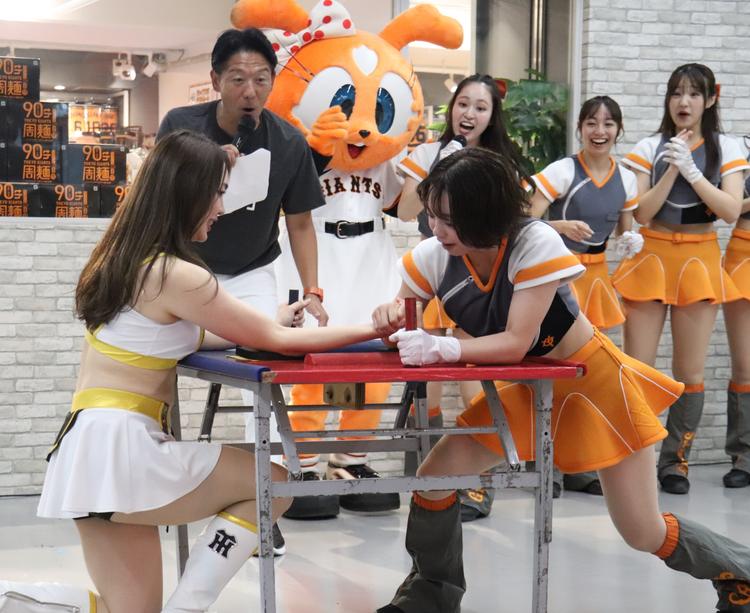 試合前に阪神とマスコット対決～ファンも参加し熱戦 | 読売