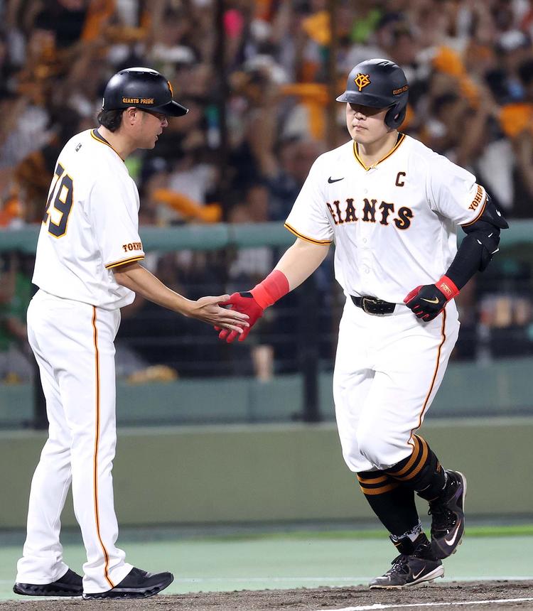 9､10月度月間MVP賞・岡本選手の「ヒーローズプレート」 サイン