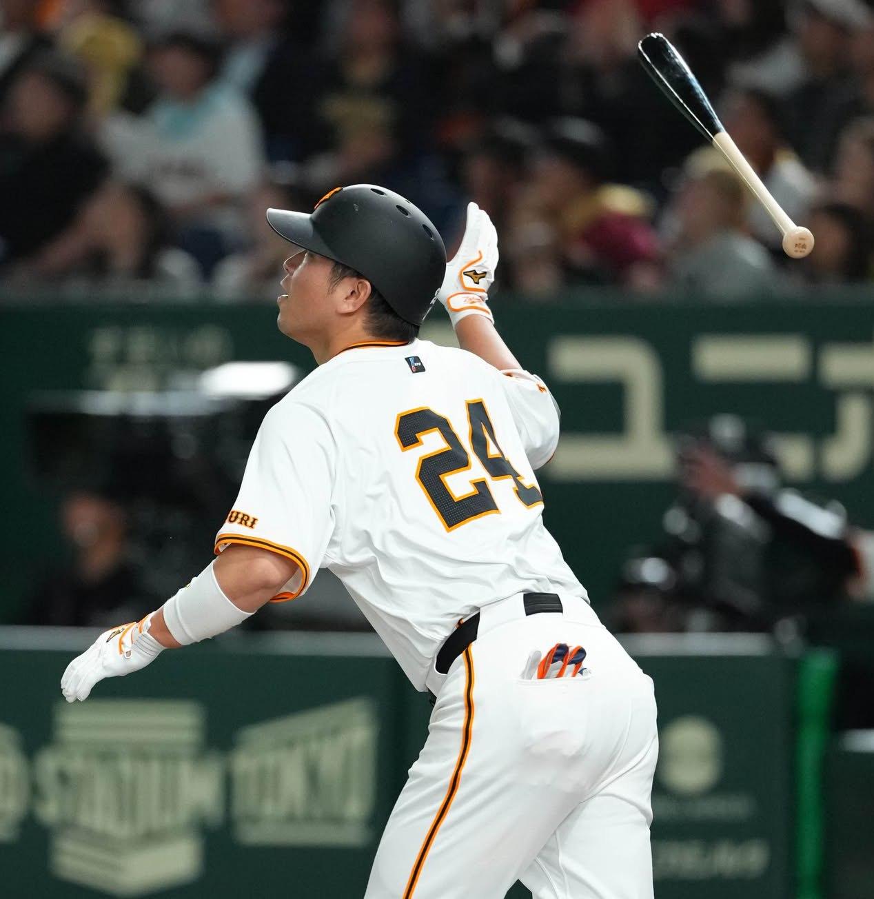 投げ入れ】 giants #24 大城卓三選手 直筆サインボール - 記念グッズ