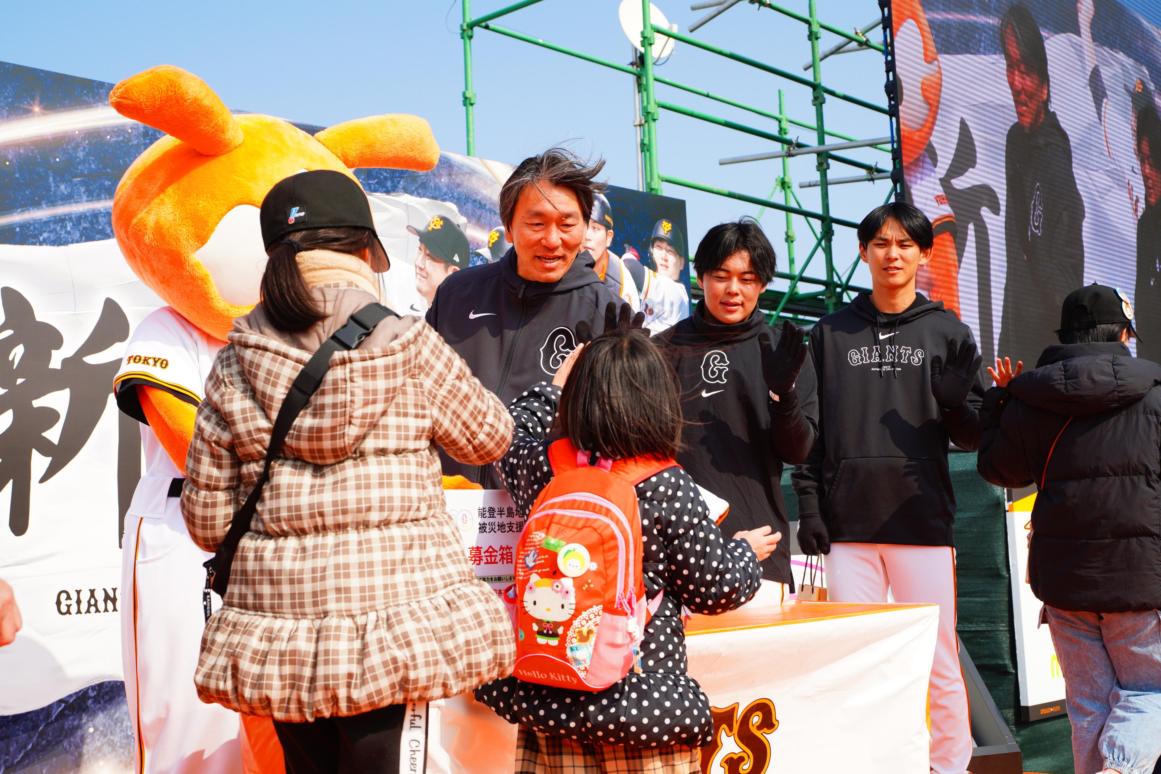 松井臨時コーチ1518人とハイタッチ 「応援しよう！能登」募金活動2日目