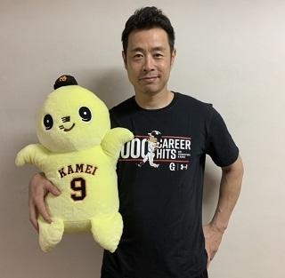 亀井善行選手「通算1000安打」達成記念グッズを発売 | 読売