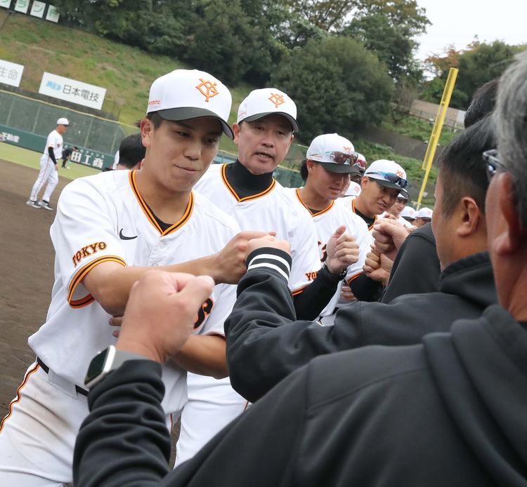 秋季練習打ち上げ 「戦うオフ、来年は日本一を」 | 読売ジャイアンツ