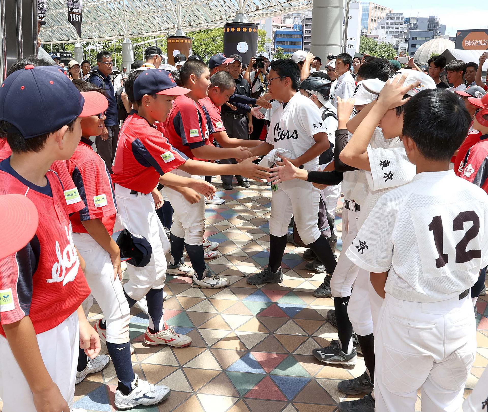 2023年大会の開幕戦後、健闘を称えあう選手たち