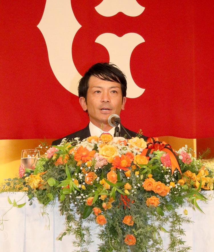 松田宣浩選手が引退会見、サプライズに熱男が涙！ | 読売ジャイアンツ