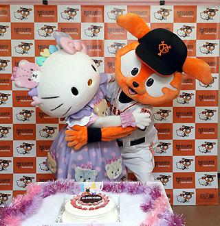 40周年のハローキティが80周年の巨人祝福にドーム訪問 | 読売