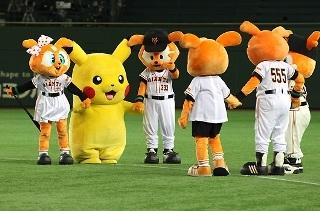 ピカチュウの出迎えに夏休みの子供たちが笑顔 ポケモンウイーク ピカチュウの出迎えに夏休みの子供たちが笑顔 ポケモンウイーク