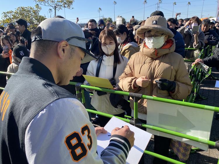 阿部監督らがサイン対応！ 来場者は2万1000人 | 読売ジャイアンツ