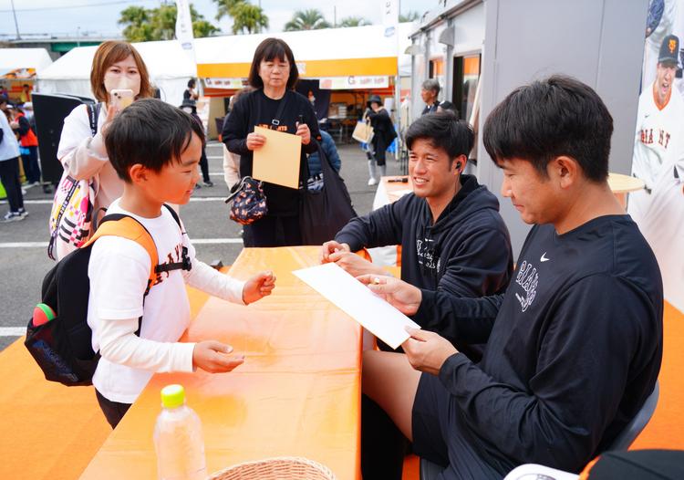 バレンタインデー企画、サイン会 一軍・宮崎キャンプ最終日で来場者に