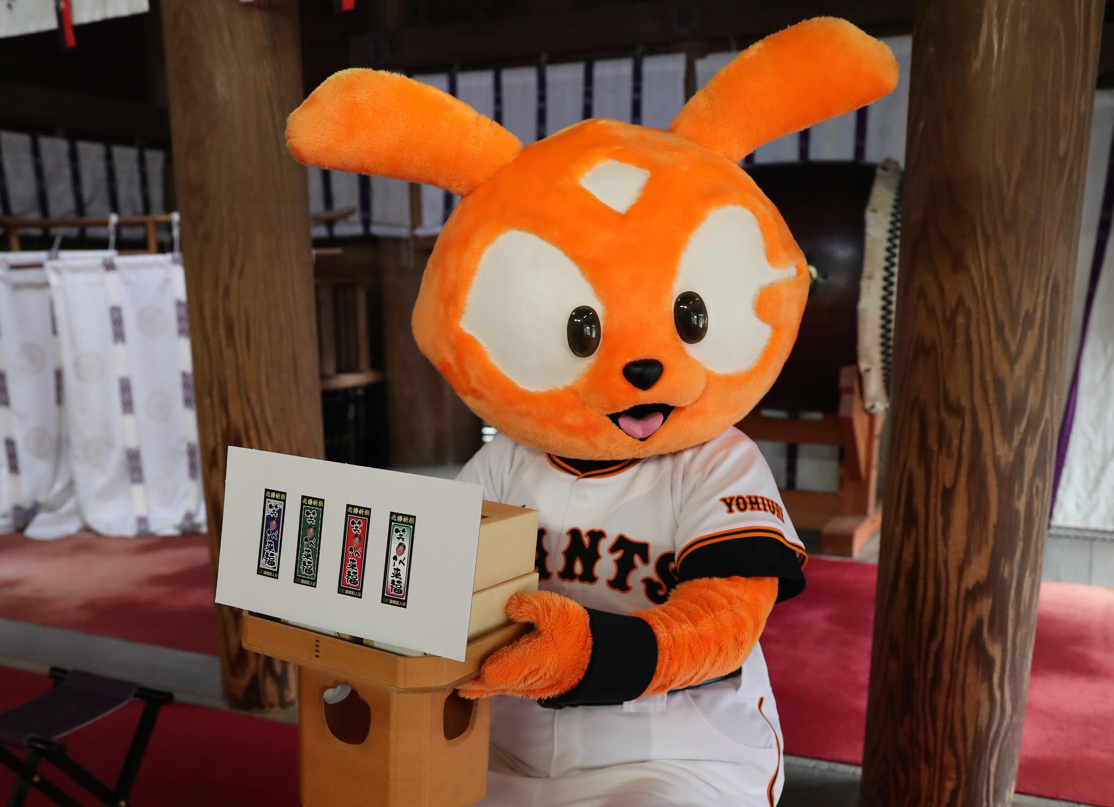 笑アベ」千社札、ジャビットが合格祈願 | 読売ジャイアンツ（巨人軍