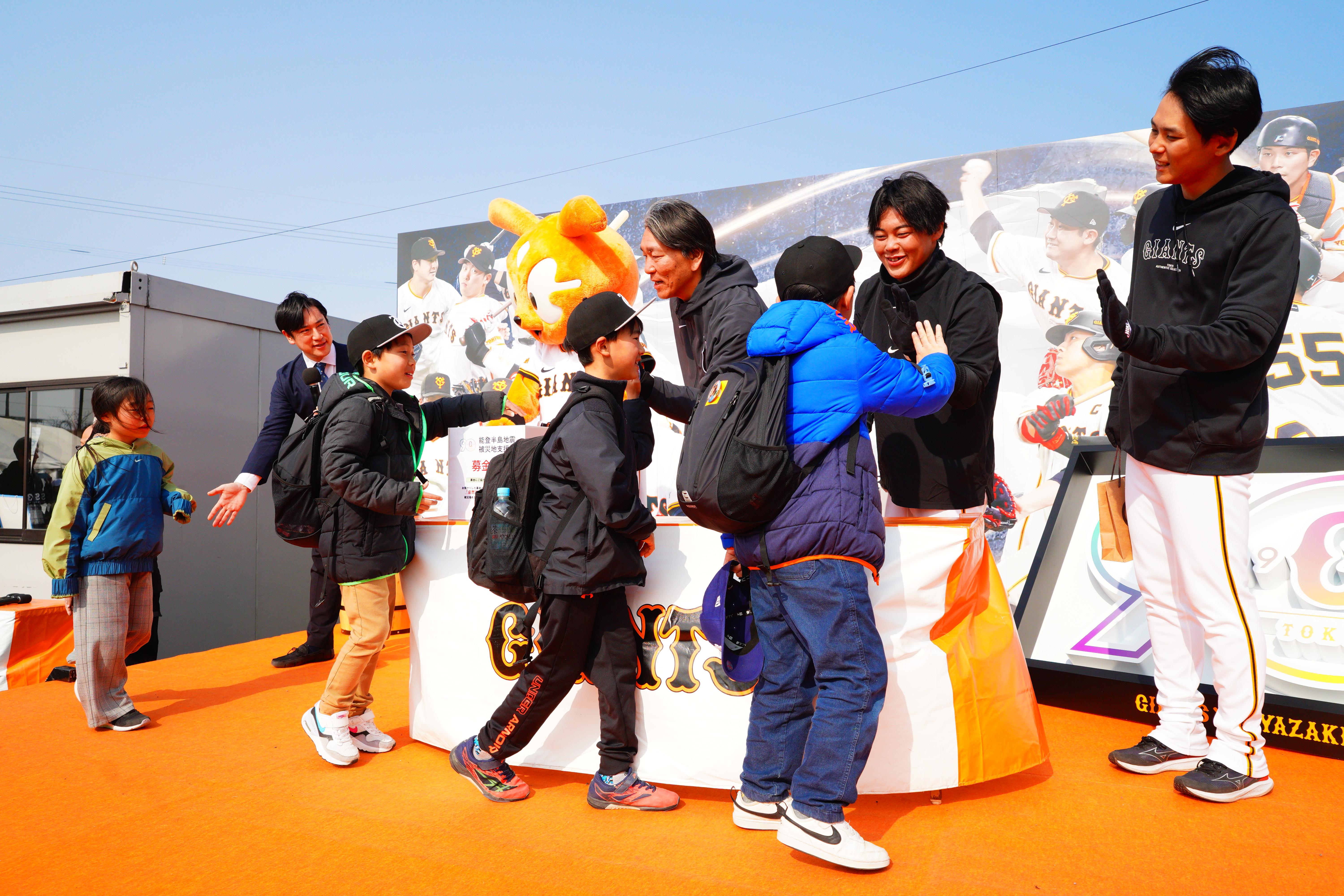松井臨時コーチ1518人とハイタッチ 「応援しよう！能登」募金