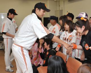 人気コンビと記念写真で大興奮 越智大祐・山口鉄也デー | 読売