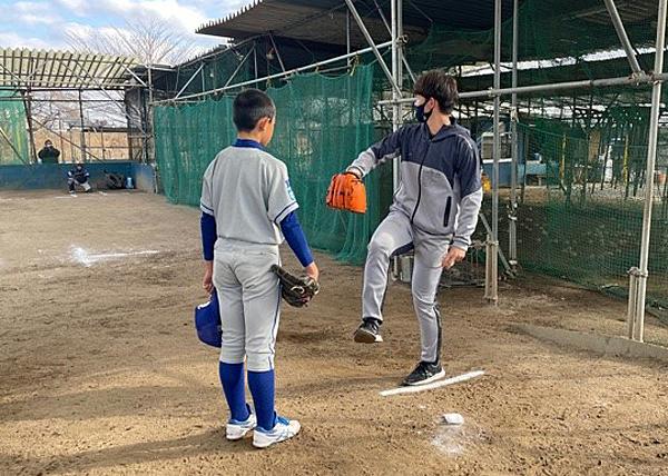 高橋優貴投手が少年野球チームの後輩たちと交流 | 読売ジャイアンツ