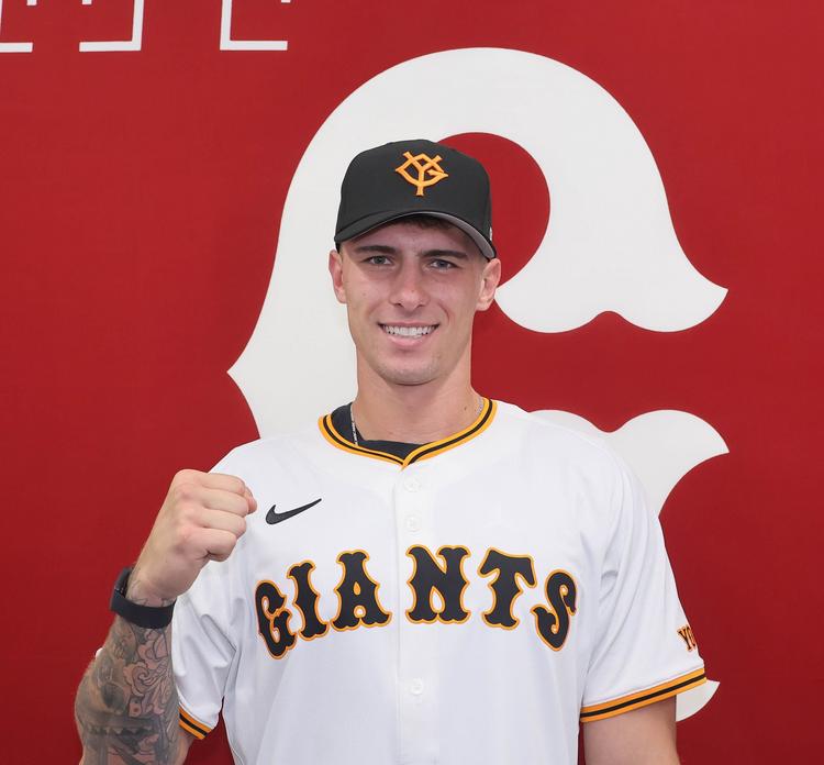 チームに貢献できる存在に」フルプ選手が入団会見 | 読売ジャイアンツ