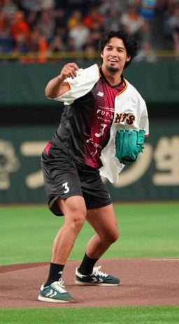 ラミレス選手が通算300本塁打達成 | 読売ジャイアンツ（巨人
