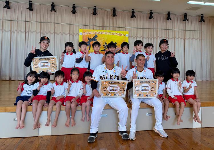 会田三軍監督と育成選手が小学校・保育園を訪問 | 読売ジャイアンツ