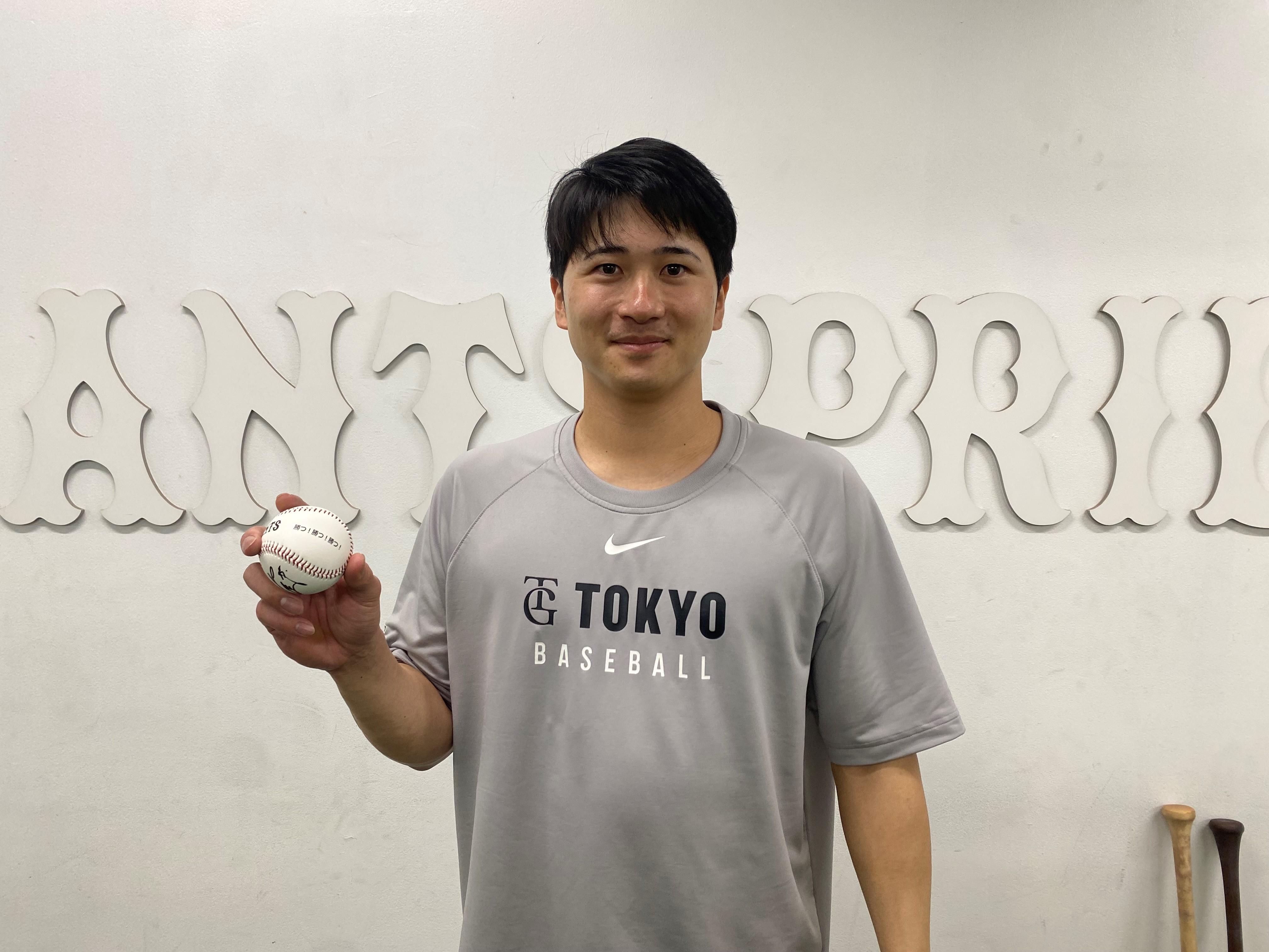 勝つ！勝つ！勝つ！」 特別デザインのサインボールを投げ入れ