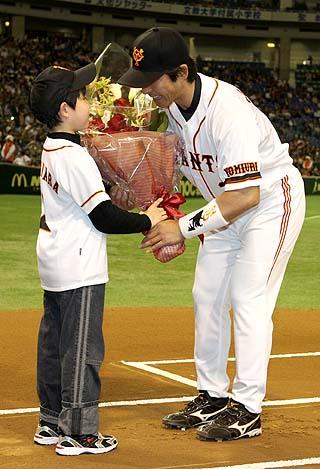 2000安打の小笠原選手を表彰 | 読売ジャイアンツ（巨人軍）公式サイト
