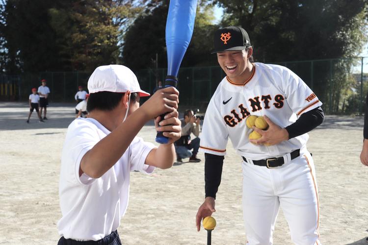 町田三小を増田陸、菊田両選手が訪問 | 読売ジャイアンツ（巨人軍