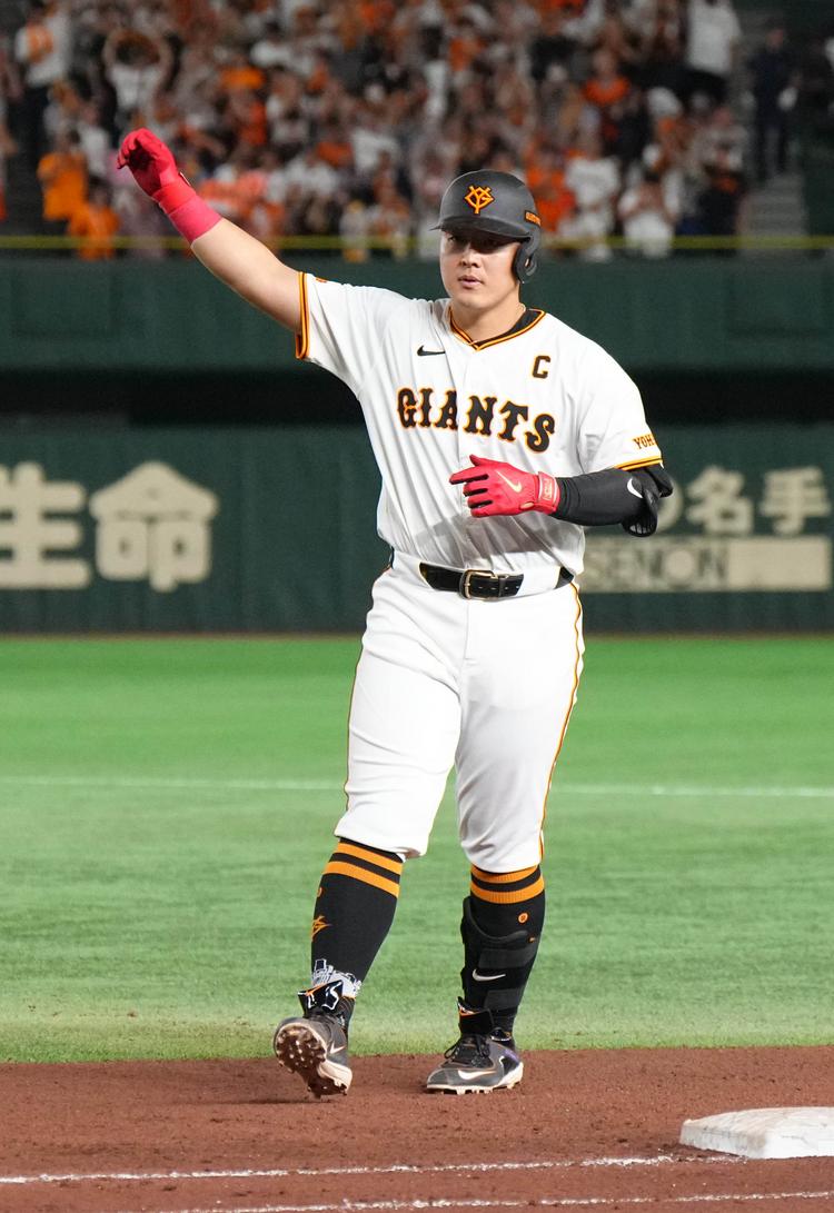9、10月度月間MVP賞・岡本選手の「ヒーローズプレート」 サイン 9、10月度月間MVP賞・岡本選手の「ヒーローズプレート」 サイン