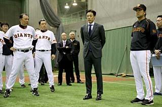 秋季練習がスタート！鈴木尚広さんがチームへあいさつ | 読売