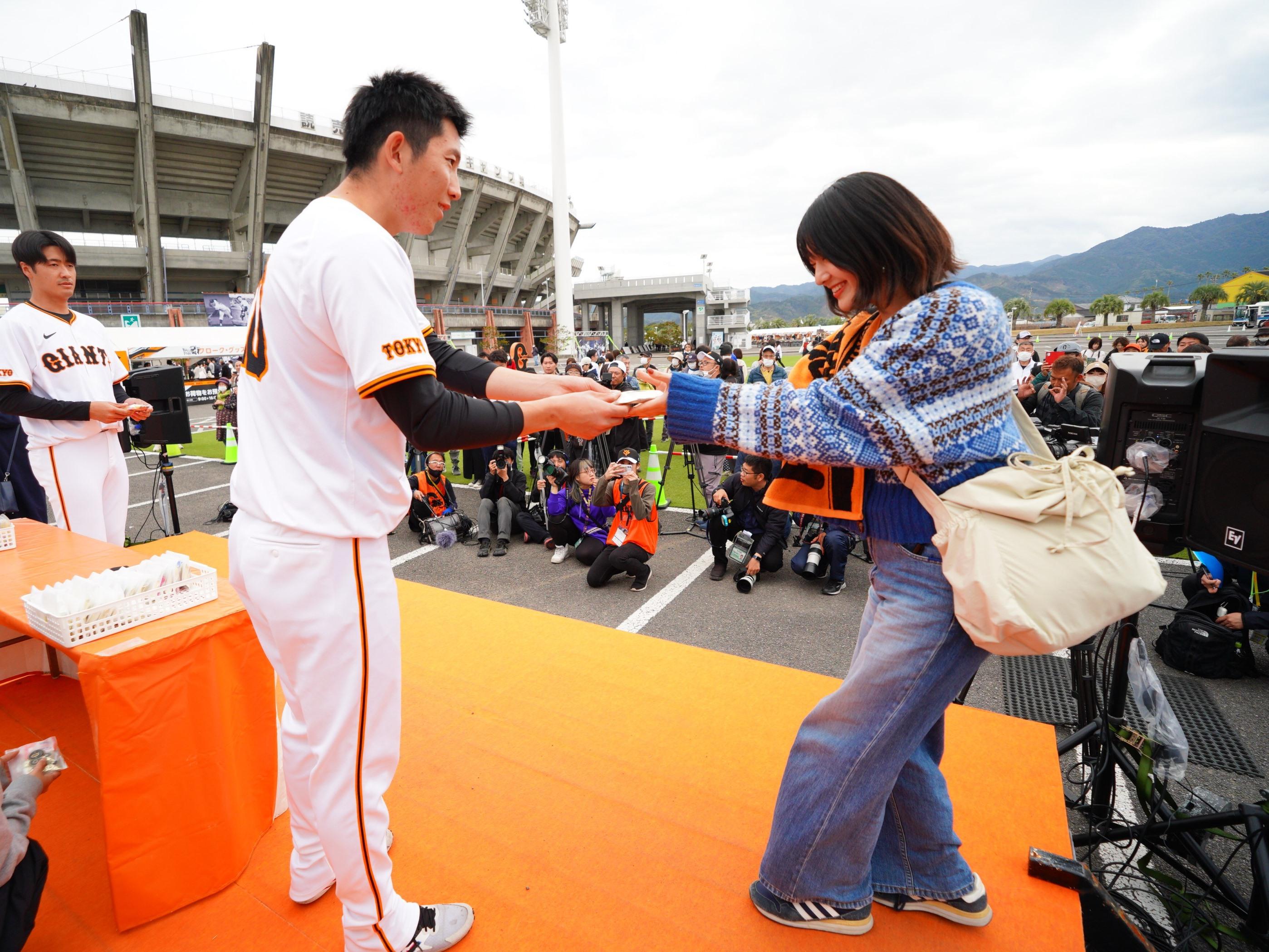 バレンタインデー企画、サイン会 一軍・宮崎キャンプ最終日で来場者に