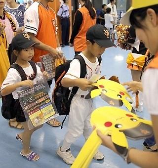 ピカチュウの出迎えに夏休みの子供たちが笑顔 ポケモンウイーク ピカチュウの出迎えに夏休みの子供たちが笑顔 ポケモンウイーク