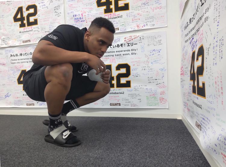 すごく力になる」～ヘルナンデス選手が激励メッセージに目を通す