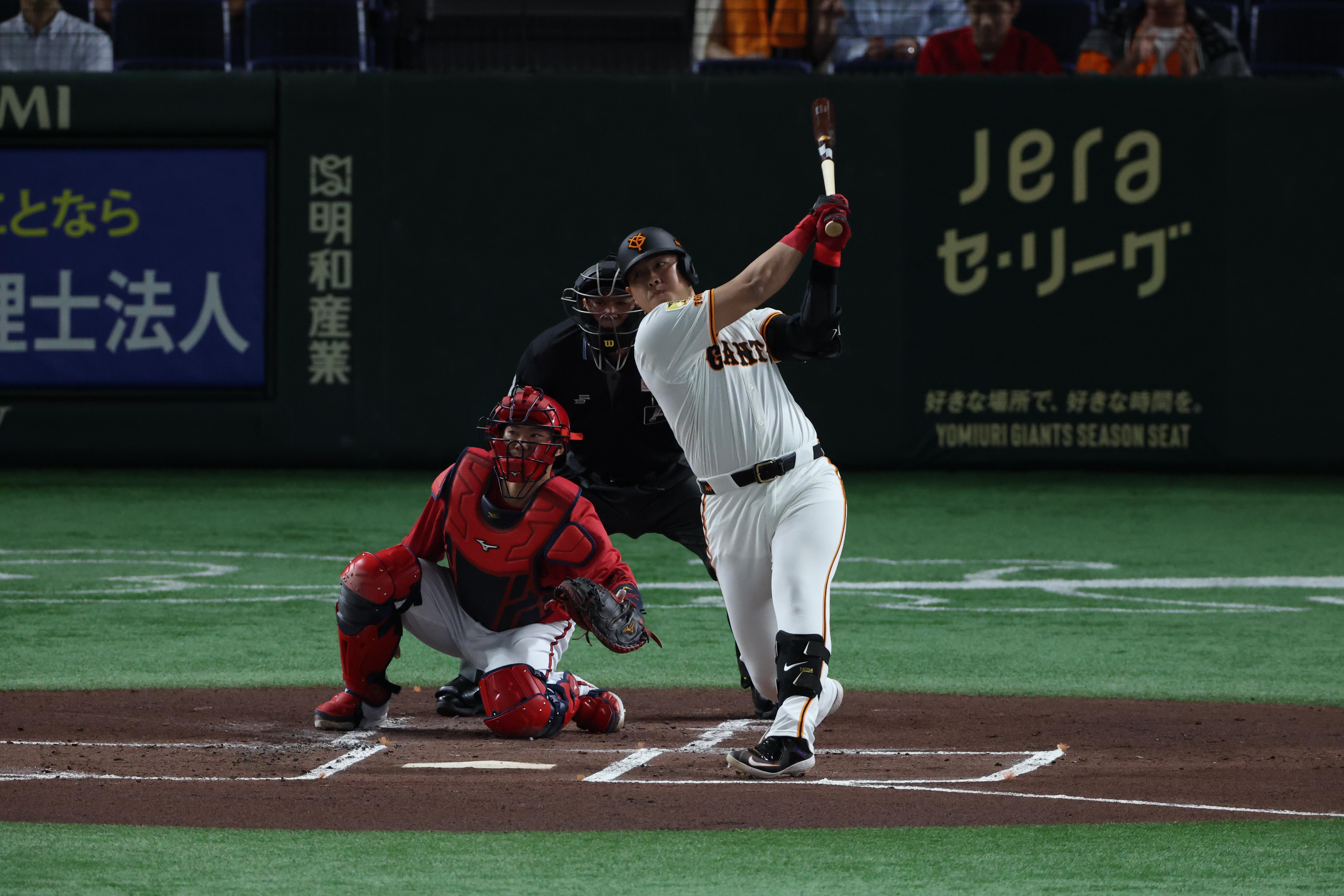 岡本選手と長野選手の「ヒーローズプレート」を出品 | 読売
