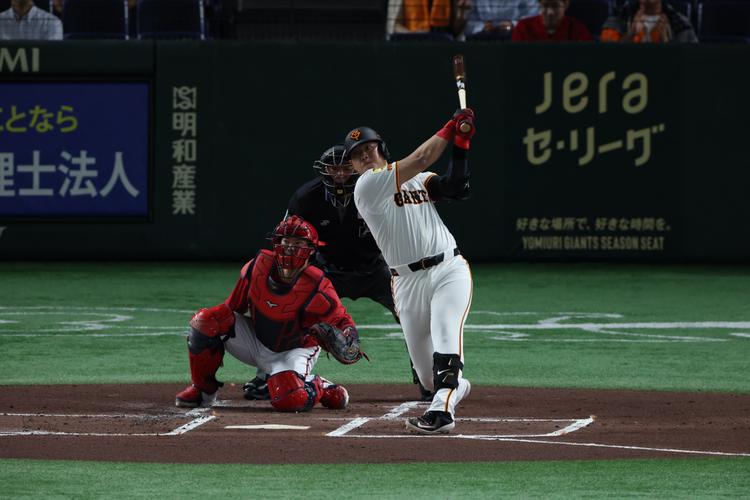 岡本選手と長野選手の「ヒーローズプレート」を出品 | 読売