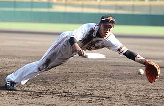 沖縄キャンプ2日目 選手らが先着400人に大サイン会 | 読売