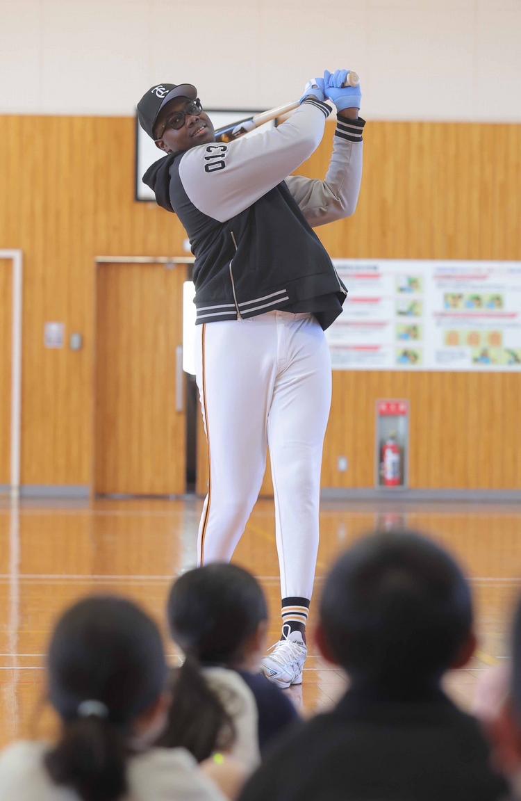 会田三軍監督と育成選手が小学校・保育園を訪問 | 読売ジャイアンツ