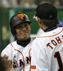 脇谷選手が15試合連続得点のセ・リーグ新記録 | 読売