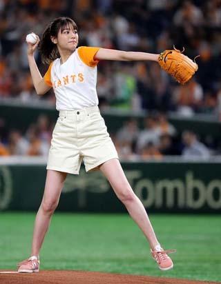 ZIP！」お天気キャスターの貴島明日香さんが始球式「90点！」 | 読売