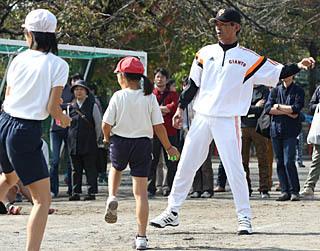 ベース・ウォールを小学校に贈呈――NPB未来の侍プロジェクト