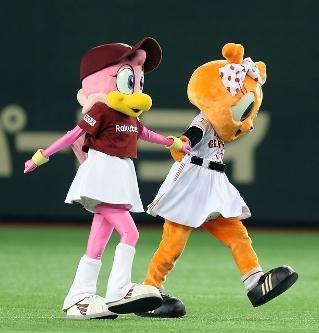 シスタージャビットvsクラッチーナの女の子対決！ | 読売ジャイアンツ