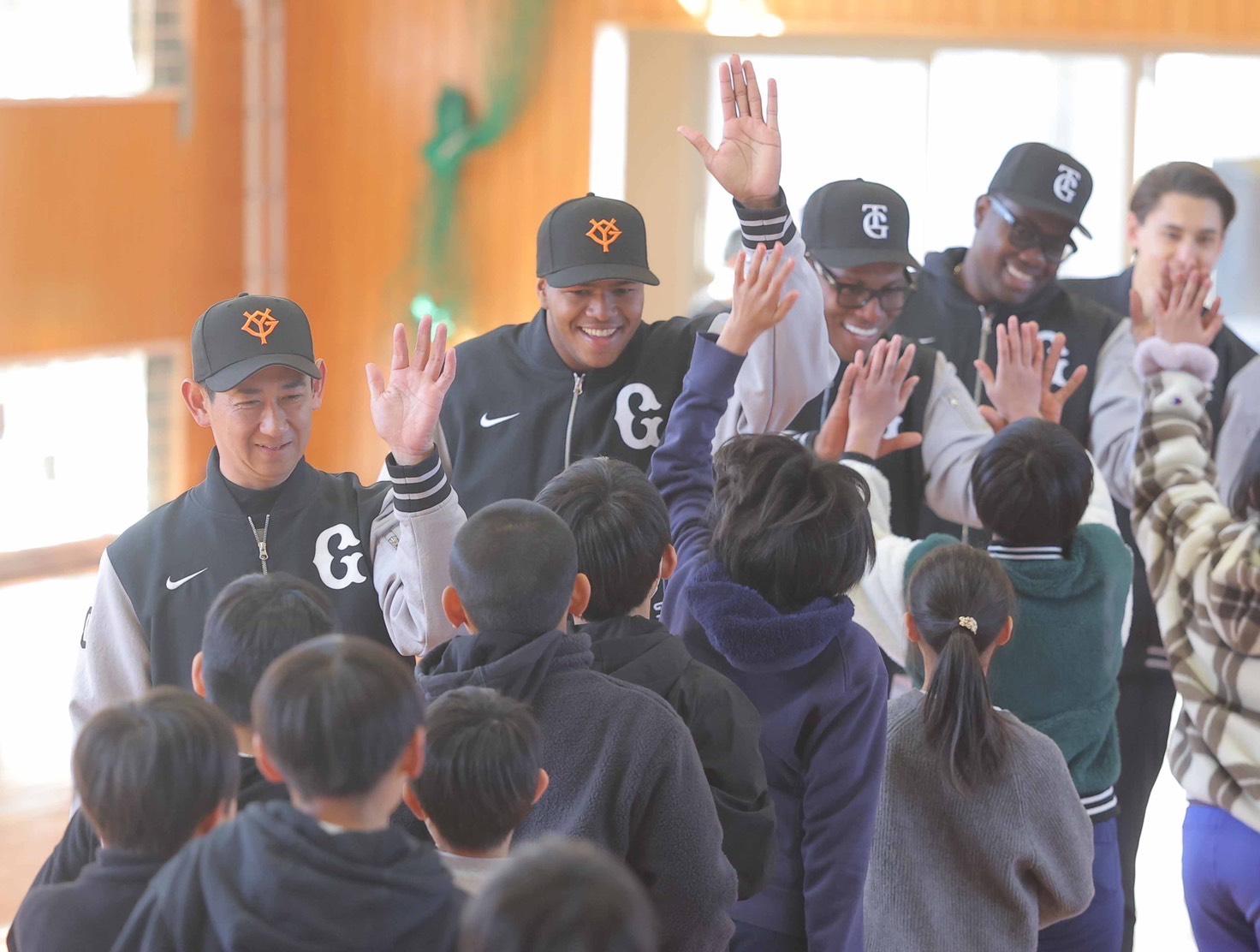 会田三軍監督と育成選手が小学校・保育園を訪問 | 読売ジャイアンツ