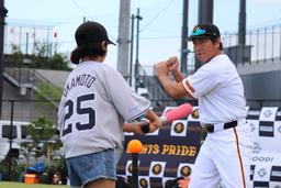開幕戦で歴代巨人軍OBからチャンピオンリング贈呈 | 読売