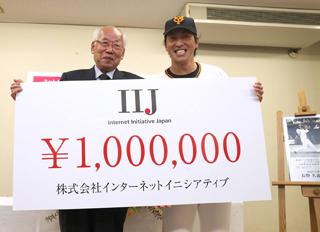 長野選手に東京ドーム看板直撃弾の賞金100万円 | 読売ジャイアンツ