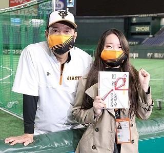 チームが「WITH FANSマスク」を着用 デザインしたグランプリ受賞者に