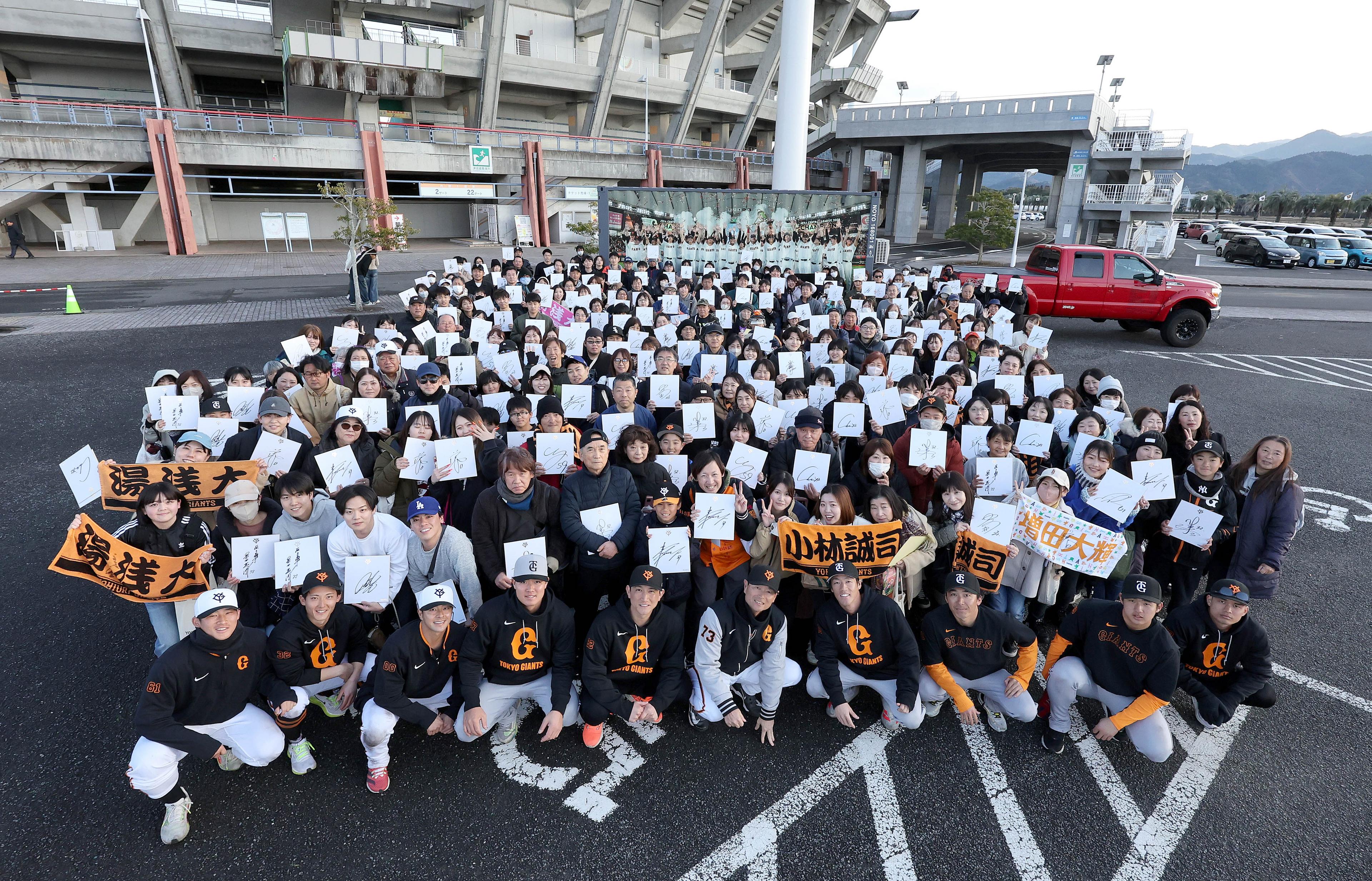 ファーム紅白戦後にサイン＆撮影会～ひなたサンマリンスタジアム