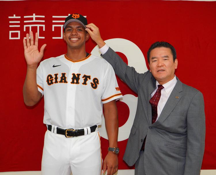 ラモス投手が入団会見「多くを学びたい」 | 読売ジャイアンツ（巨人軍