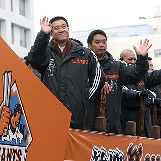 宮崎で歓迎パレード 沿道にファン4万8000人 | 読売ジャイアンツ