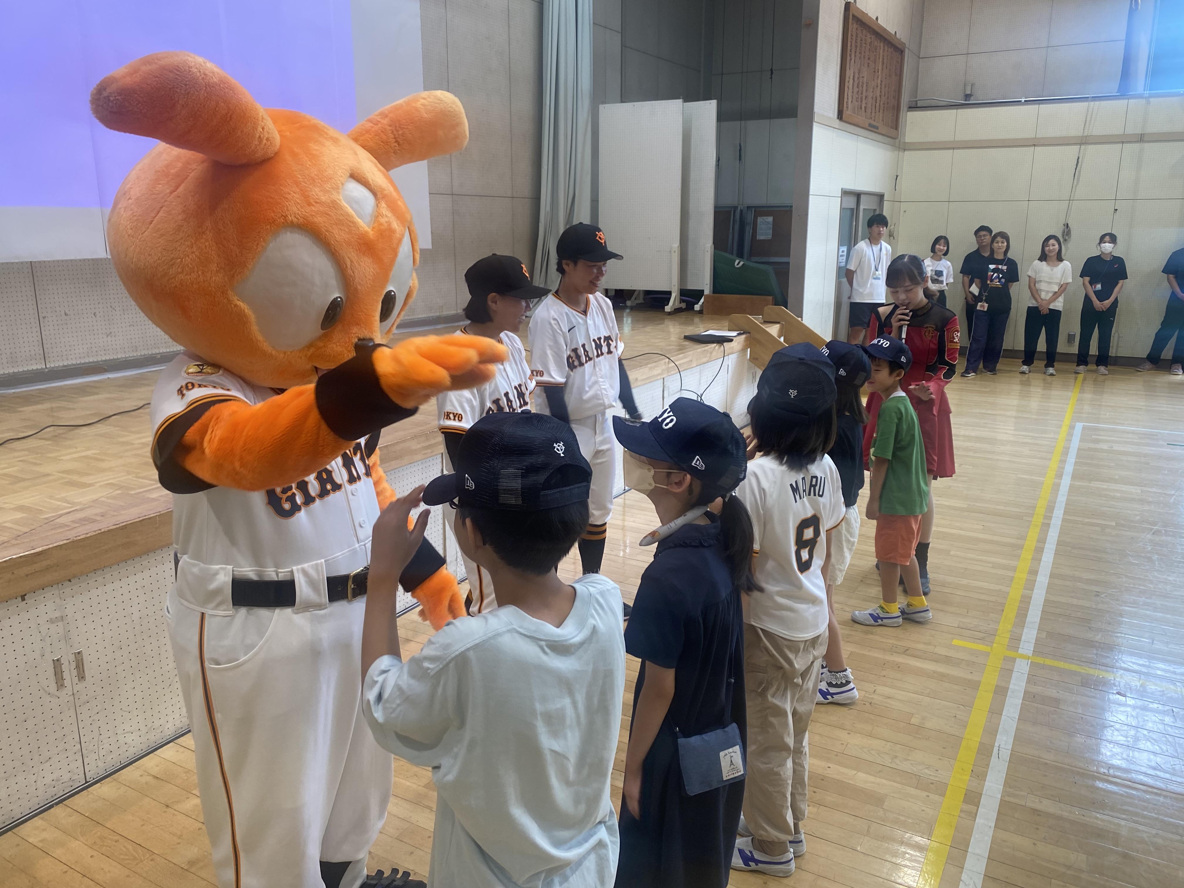 文京区立小の児童1万1000人にTOKYOキャップをプレゼント | 読売